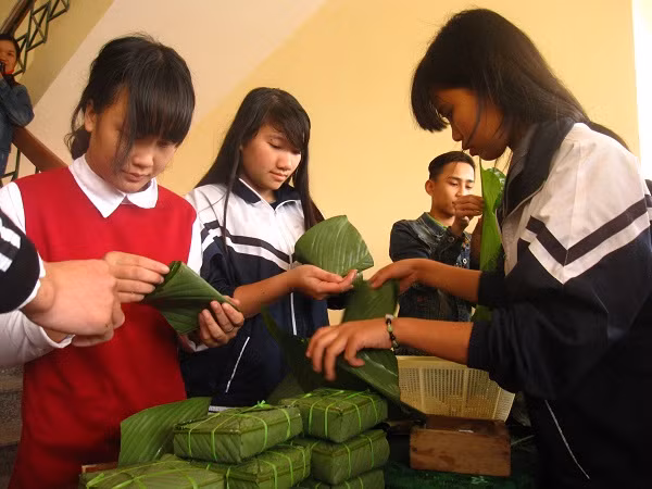 Những "cô cậu Lang Liêu" gói bánh chưng tặng bạn nghèo dịp Tết ảnh 2