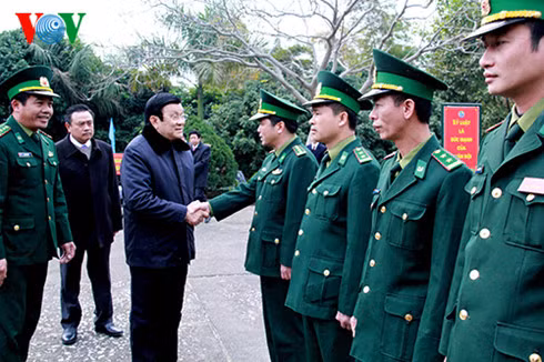 Chủ tịch nước thăm hỏi cán bộ chiến sĩ đồn biên phòng Hữu Nghị.