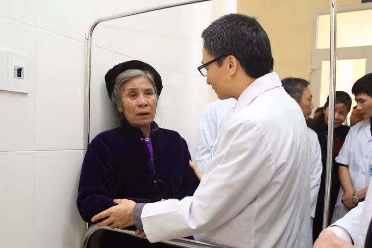 Phó Thủ tướng ân cần thăm hỏi một bệnh nhân cao tuổi đang điều trị tại Bệnh viện đa khoa huyện Cẩm Thủy. Phó Thủ tướng ân cần thăm hỏi một bệnh nhân cao tuổi đang điều trị tại Bệnh viện đa khoa huyện Cẩm Thủy.