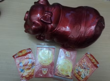 Các bậc phụ huynh cần giáo giục ý thức tiết kiệm qua việc định hướng trẻ sử dụng tiền mừng tuổi có ích (Ảnh: Bùi Minh Tuấn) Các bậc phụ huynh cần giáo giục ý thức tiết kiệm qua việc định hướng trẻ sử dụng tiền mừng tuổi có ích (Ảnh: Bùi Minh Tuấn)