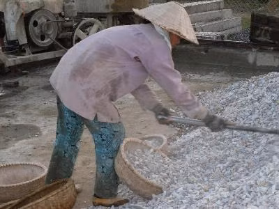 Dẫu biết rằng, làm phu hồ là quá sức với phụ nữ. Nhưng các chị, các cô không còn cách nào khác
