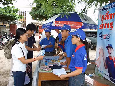 Sinh viên tình nguyện tiếp sức mùa thi (nguồn: internet)