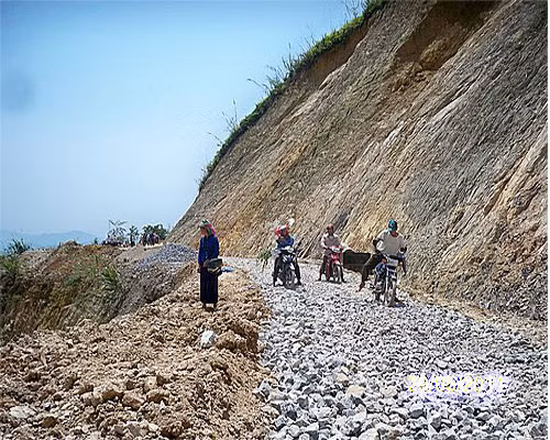 Ấn tượng với du khách là núi đá ngút ngàn, sừng sững.