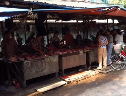 Dù không biết chất lượng của một số loại thực phẩm bán ở chợ có đảm bảo an toàn vệ sinh hay không, nhưng người dân vẫn phải mua Dù không biết chất lượng của một số loại thực phẩm bán ở chợ có đảm bảo an toàn vệ sinh hay không, nhưng người dân vẫn phải mua