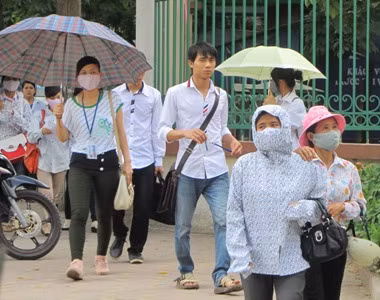 Sinh viên với muôn kiểu chống nắng