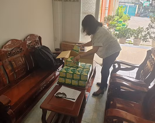Nhân viên Trường tiểu học Lạc Long Quân chuẩn bị khẩu trang đầy đủ trước khi học sinh quay lại học (ảnh: P.L) Nhân viên Trường tiểu học Lạc Long Quân chuẩn bị khẩu trang đầy đủ trước khi học sinh quay lại học (ảnh: P.L)