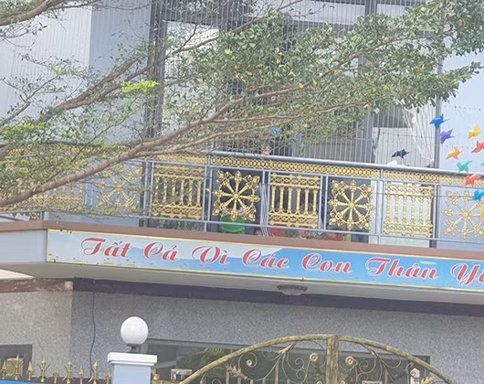 Một số trẻ trong độ tuổi mầm non, mẫu giáo đang học ở lầu 1 của ngôi nhà này (Ảnh chụp từ bên ngoài nhà)