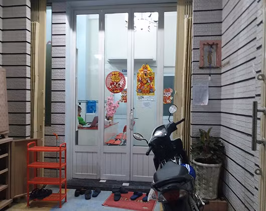 Phòng học số 1 của cơ sở 3 Trung tâm ngoại ngữ Ichigo vẫn sáng đèn, bên ngoài có rất nhiều dép (ảnh chụp tối 27/2) Phòng học số 1 của cơ sở 3 Trung tâm ngoại ngữ Ichigo vẫn sáng đèn, bên ngoài có rất nhiều dép (ảnh chụp tối 27/2)