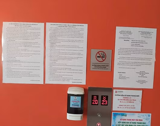 Các thông báo, kiến thức phòng chống virus Corona được dán bên ngoài mọi thang máy của trường (ảnh: CTV)