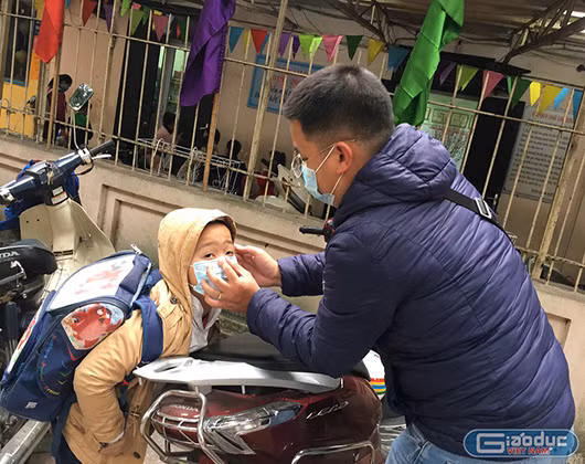 Học sinh đeo khẩu trang đúng cách cũng như là cách phòng chống virus Corona (ảnh minh họa: GDVN)
