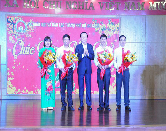 Bà Huyền, ông Đảo (ngoài cùng, trái sang) trong buổi giới thiệu ở Sở Giáo dục và Đào tạo (ảnh: hcm.edu.vn)