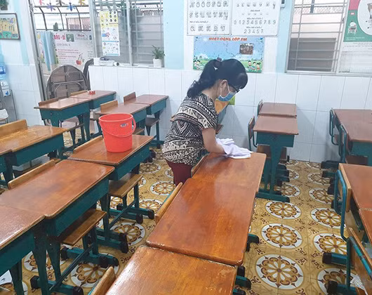 Nhân viên Trường Lạc Long Quân lau chùi bàn ghế sạch sẽ, sát khuẩn trong cơn dịch virus Corona (ảnh: P.L) Nhân viên Trường Lạc Long Quân lau chùi bàn ghế sạch sẽ, sát khuẩn trong cơn dịch virus Corona (ảnh: P.L)