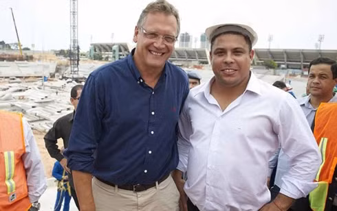 Ro Béo chụp cùng ngài Jerome Valcke. Ronaldo là một trong những thành viên của ban tổ chức World Cup 2014.