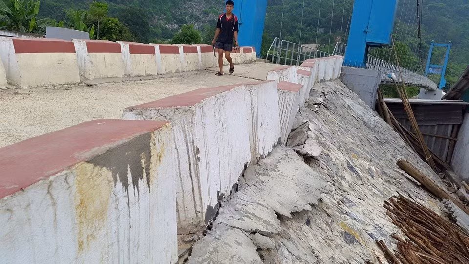 Cầu treo dân sinh tại huyện Chợ Mới, tỉnh Bắc Kạn của Bộ Giao thông Vận tải có biểu hiện xuống cấp. Cầu treo dân sinh tại huyện Chợ Mới, tỉnh Bắc Kạn của Bộ Giao thông Vận tải có biểu hiện xuống cấp.