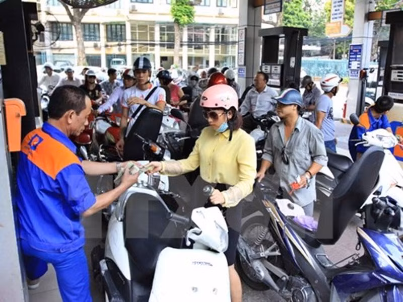 Nếu áp dụng mức thuế bảo vệ môi trường như dự thảo Luật bảo vệ môi trường của Bộ Tài chính, giá xăng chắc chắn sẽ phải tăng. Liệu có thêm gánh nặng cho doanh nghiệp và người dân? ảnh nguồn: TTXVN