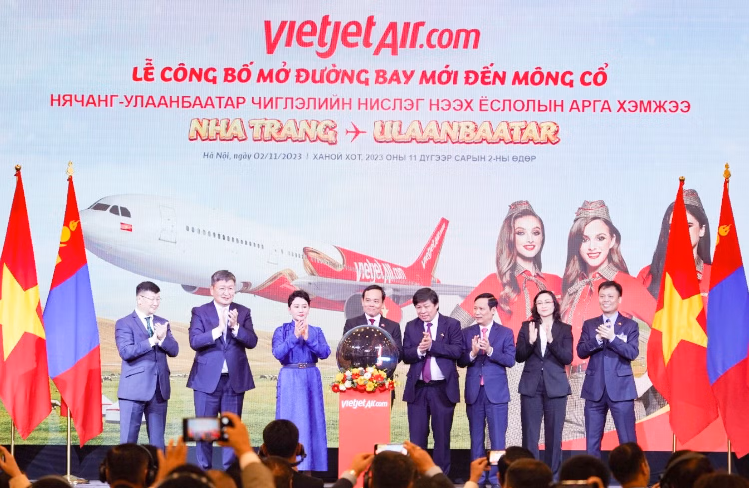 Lãnh đạo hai nước Việt Nam, Mông Cổ tham dự nghi thức công bố đường bay mới Ulaanbaatar và Nha Trang của Vietjet. Lãnh đạo hai nước Việt Nam, Mông Cổ tham dự nghi thức công bố đường bay mới Ulaanbaatar và Nha Trang của Vietjet.