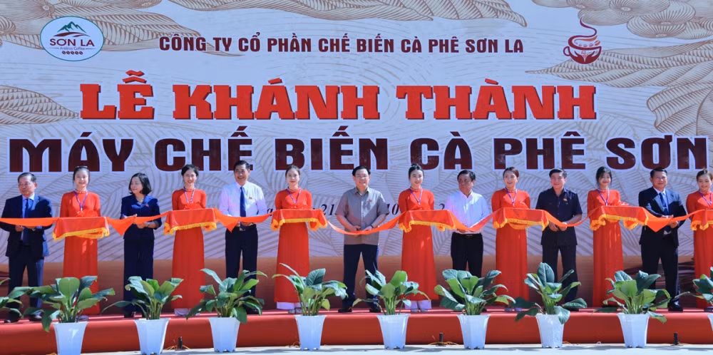 Chủ tịch Quốc hội và các đại biểu cắt băng khánh thành Nhà máy chế biến cà phê Sơn La Chủ tịch Quốc hội và các đại biểu cắt băng khánh thành Nhà máy chế biến cà phê Sơn La