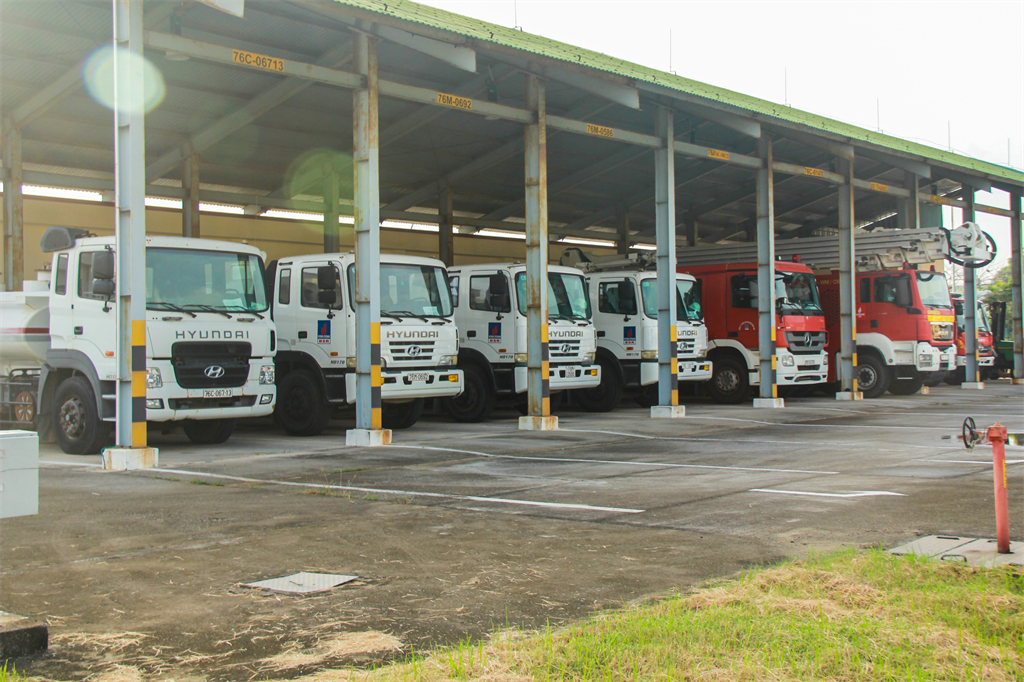 Hệ thống các xe phòng cháy chữa cháy chuyên dụng tại Nhà máy Lọc dầu Dung Quất.