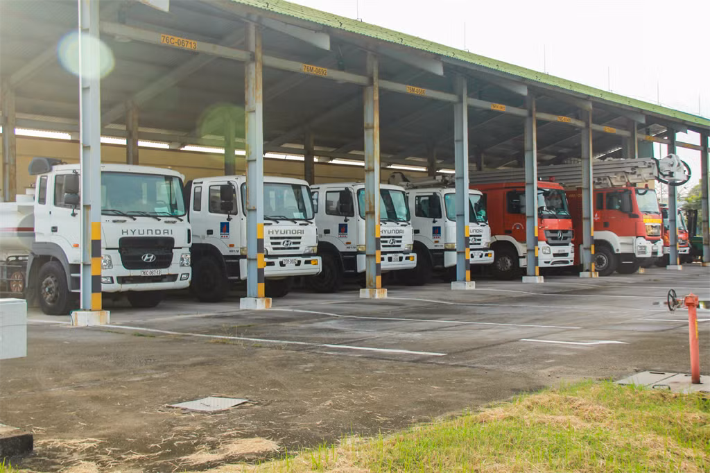 Hệ thống các xe phòng cháy chữa cháy chuyên dụng tại Nhà máy Lọc dầu Dung Quất. Hệ thống các xe phòng cháy chữa cháy chuyên dụng tại Nhà máy Lọc dầu Dung Quất.