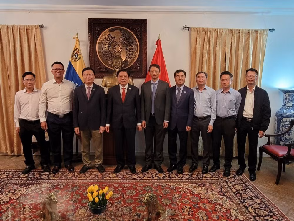 Đồng chí Phan Đình Trạc và đoàn công tác Petrovietnam thăm Đại sứ quán Việt Nam tại Venezuela.