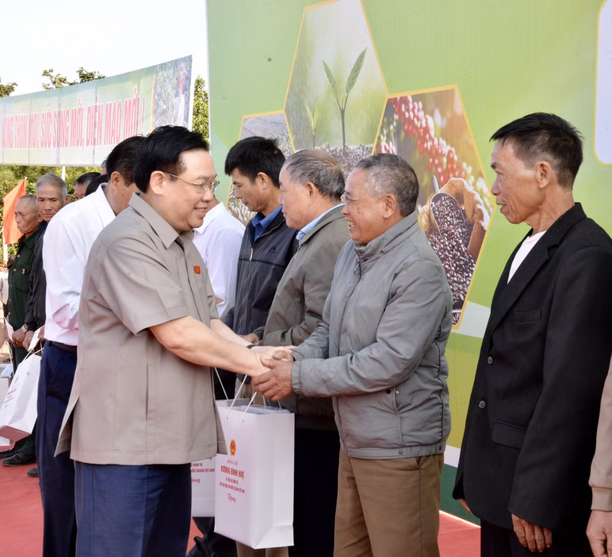 Chủ tịch Quốc hội tặng quà, thăm hỏi bà con. Chủ tịch Quốc hội tặng quà, thăm hỏi bà con.