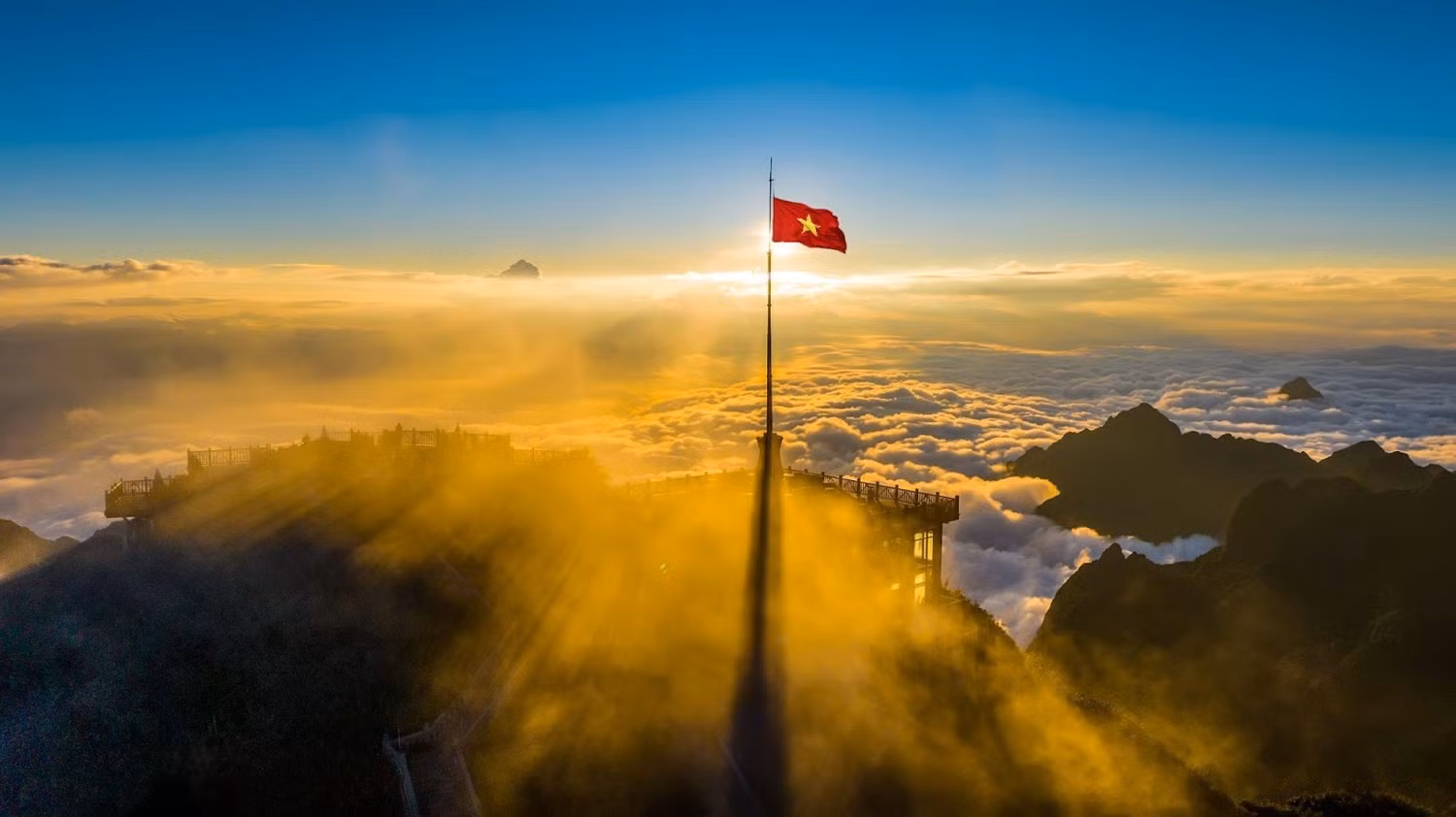Không phải xuân, hạ, thu, đông, thứ mùa khiến người ta dễ rung động nhất khi nhắc về Sa Pa có lẽ là mùa mây. Mùa mây thường kéo dài từ tháng 10 cho tới tháng 2 năm sau, mang theo cả những đợt gió lạnh nhất trong năm, đưa Sa Pa trở về đúng với tên gọi “thị trấn trong mây”. Ảnh: Hoàng Trung Hiếu