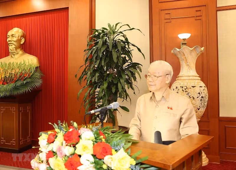 Tổng Bí thư Nguyễn Phú Trọng nói chuyện với các đại biểu dự buổi gặp mặt. (Ảnh: Trí Dũng/TTXVN) Tổng Bí thư Nguyễn Phú Trọng nói chuyện với các đại biểu dự buổi gặp mặt. (Ảnh: Trí Dũng/TTXVN)