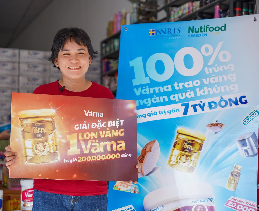 Chị Tuyền rạng rỡ nhận giải thưởng đặc biệt, trị giá 200 triệu đồng từ chương trình.