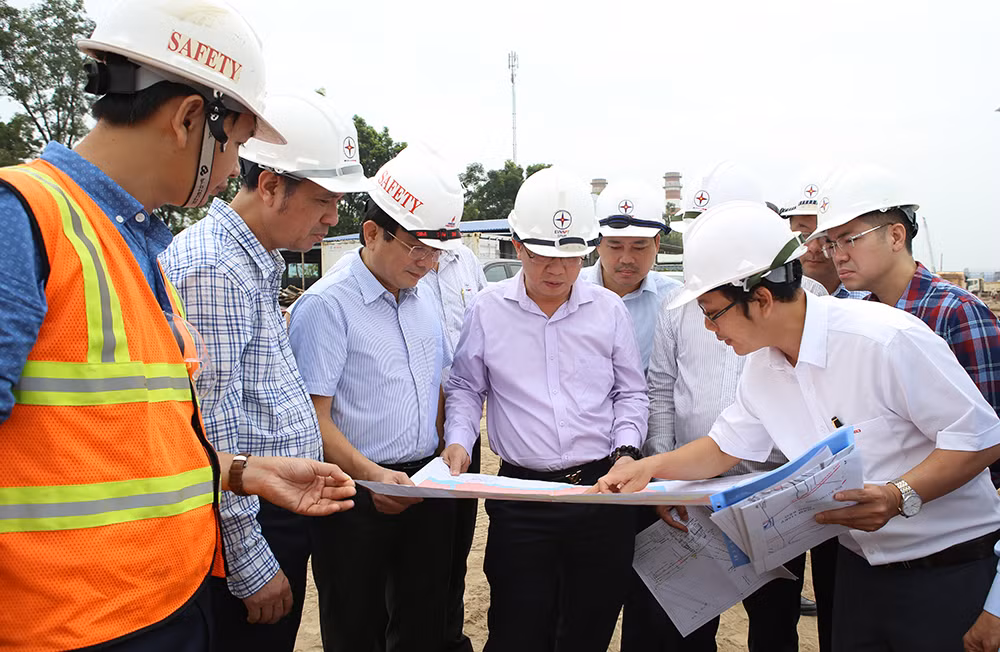 Tổng giám đốc EVNNPT nghe báo cáo tiến độ phương án phương án đấu nối Nhà máy điện Nhơn Trạch 3.