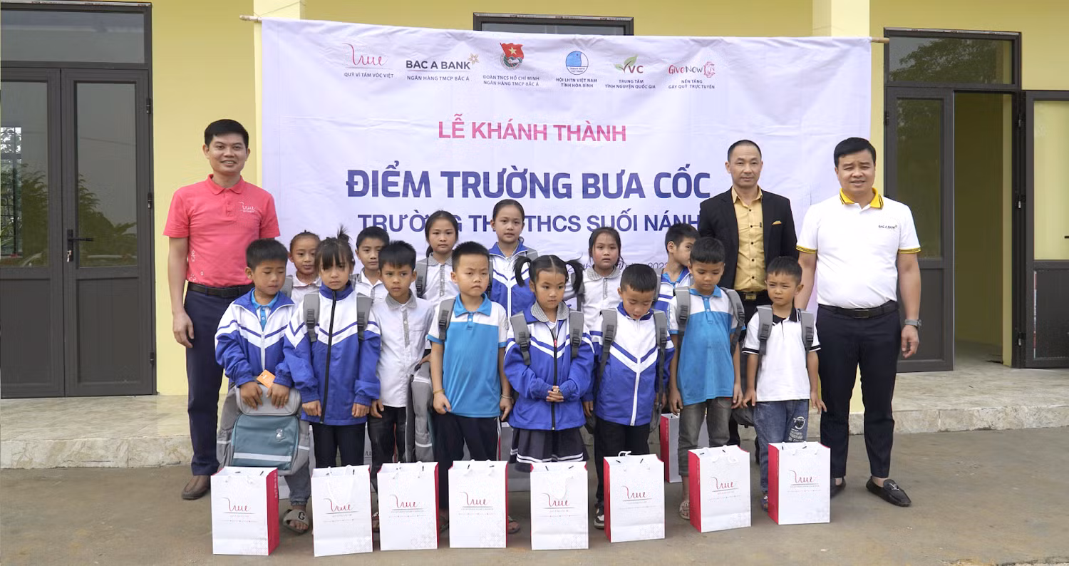 Con đường đến trường từ nay sẽ gần hơn cho các em học sinh và phụ huynh. Con đường đến trường từ nay sẽ gần hơn cho các em học sinh và phụ huynh.