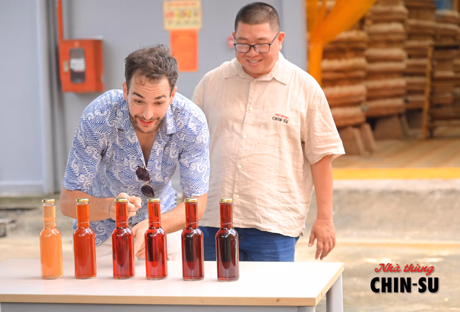 Chàng Tây được giới thiệu nước mắm từ lúc bắt đầu ủ chượp cho đến lúc trở thành những giọt nước mắm đậm đà vị cá (từ trái sang phải theo tháng: 1, 3, 5, 7, 9, 12) Chàng Tây được giới thiệu nước mắm từ lúc bắt đầu ủ chượp cho đến lúc trở thành những giọt nước mắm đậm đà vị cá (từ trái sang phải theo tháng: 1, 3, 5, 7, 9, 12)