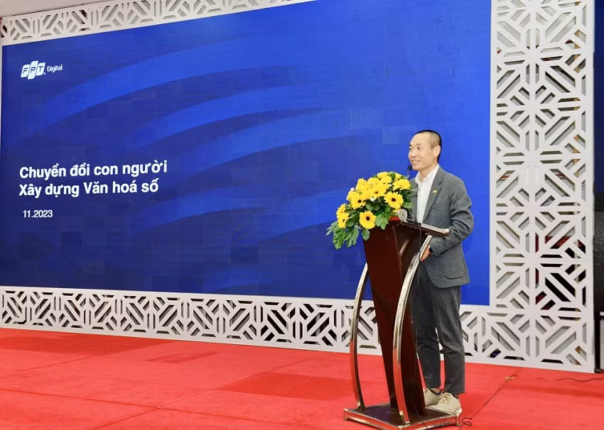 Diễn giả Vương Quân Ngọc - Phó Chủ tịch FPT Digital trình bày tại tọa đàm. Diễn giả Vương Quân Ngọc - Phó Chủ tịch FPT Digital trình bày tại tọa đàm.