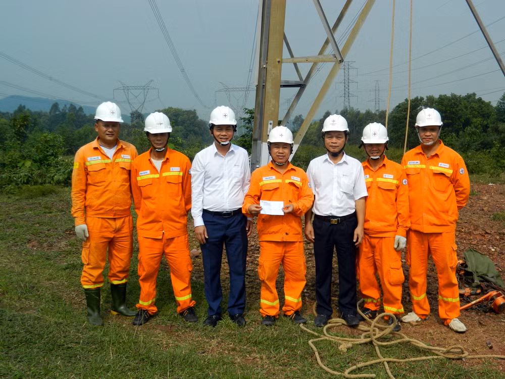 Ông Nguyễn Sỹ Thắng, Giám đốc và ông Đậu Xuân Bình Chủ tịch Công đoàn Truyền tải điện Hà Tĩnh tặng quà, động viên đội Truyền tải điện Yên Thành, Truyền tải điện Nghệ An đang thi công tại hiện trường.