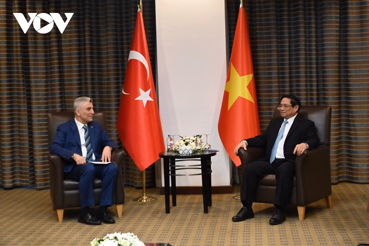 Thủ tướng Chính phủ Phạm Minh Chính và Bộ trưởng Thương mại Thổ Nhĩ Kỳ Omer Bolat. Thủ tướng Chính phủ Phạm Minh Chính và Bộ trưởng Thương mại Thổ Nhĩ Kỳ Omer Bolat.