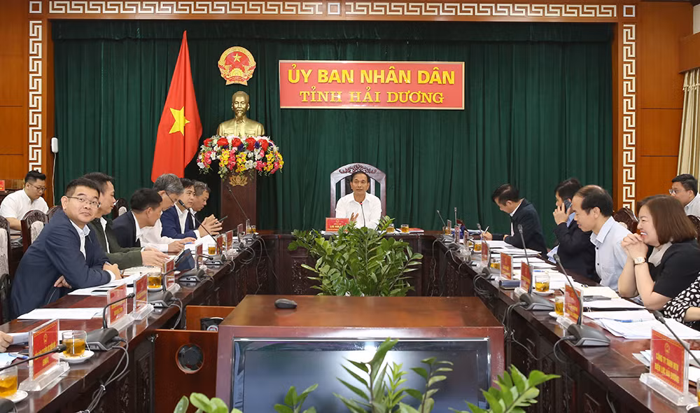 Ông Lưu Văn Bản – Phó Chủ tịch Thường trực Uỷ ban nhân dân tỉnh Hải Dương chủ trì buổi làm việc.