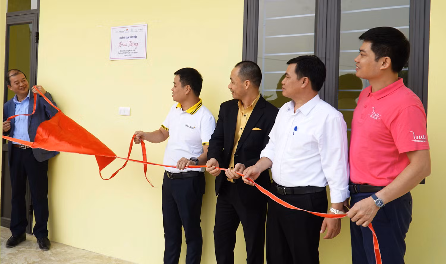 Điểm trường mới mang đến điều kiện học tập tốt hơn cho các em học sinh xóm Bưa Cốc. Điểm trường mới mang đến điều kiện học tập tốt hơn cho các em học sinh xóm Bưa Cốc.