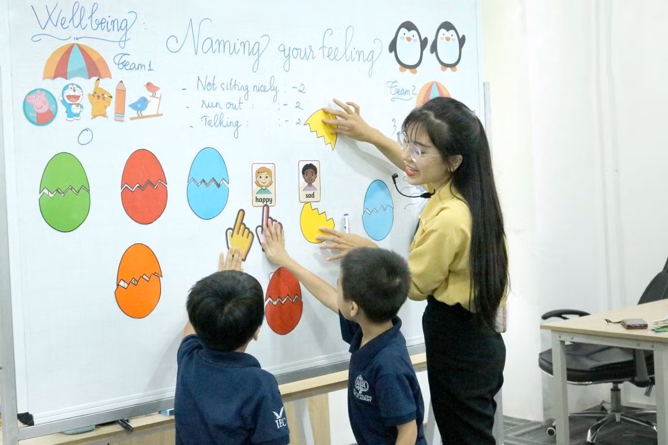 Tiết học Wellbeing với chủ đề “Gọi tên cảm xúc” thu hút các bạn học sinh tham gia tương tác cùng giáo viên. Tiết học Wellbeing với chủ đề “Gọi tên cảm xúc” thu hút các bạn học sinh tham gia tương tác cùng giáo viên.