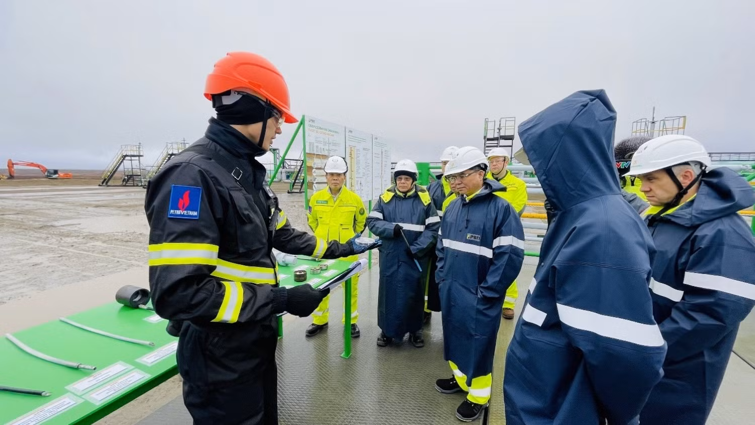 Tổng Giám đốc Petrovietnam Lê Mạnh Hùng thăm và làm việc tại Khu mỏ Rusvietpetro Tổng Giám đốc Petrovietnam Lê Mạnh Hùng thăm và làm việc tại Khu mỏ Rusvietpetro