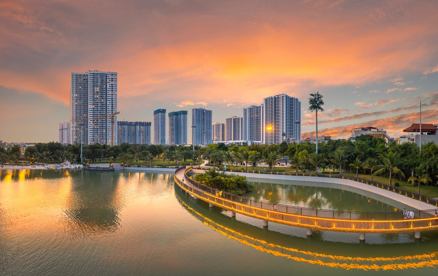 Phía Tây đang trở thành trung tâm hiện đại và đáng sống bậc nhất Thủ đô với hạ tầng giao thông hoàn chỉnh và nhiều khu đô thị mới.