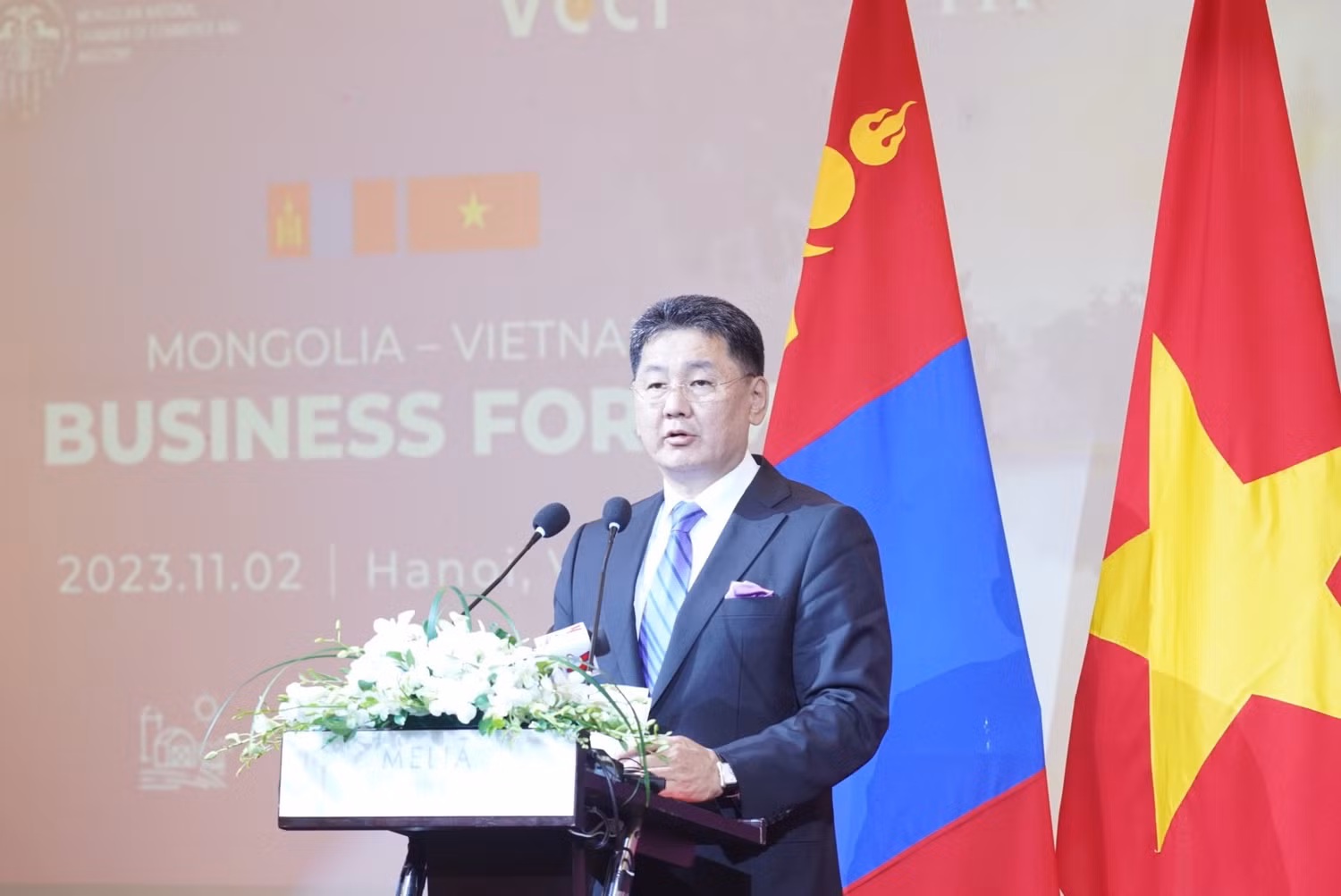 Tổng thống Mông Cổ Ukhnaagiin Khurelsukh phát biểu tại Diễn đàn Doanh nghiệp Việt Nam - Mông Cổ. Tổng thống Mông Cổ Ukhnaagiin Khurelsukh phát biểu tại Diễn đàn Doanh nghiệp Việt Nam - Mông Cổ.
