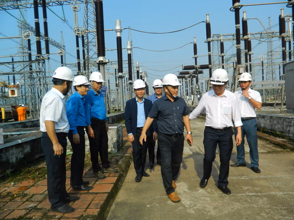 Ông Nguyễn Phúc An, Giám đốc PTC1 cùng đoàn đi kiểm tra công tác sửa chữa tại trạm 500kV Hà Tĩnh.