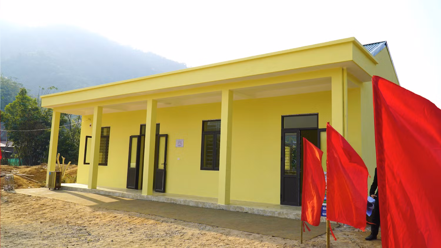 Ngôi trường mới giúp cho các em học sinh xóm Bưa Cốc học tập thuận lợi hơn. Ngôi trường mới giúp cho các em học sinh xóm Bưa Cốc học tập thuận lợi hơn.