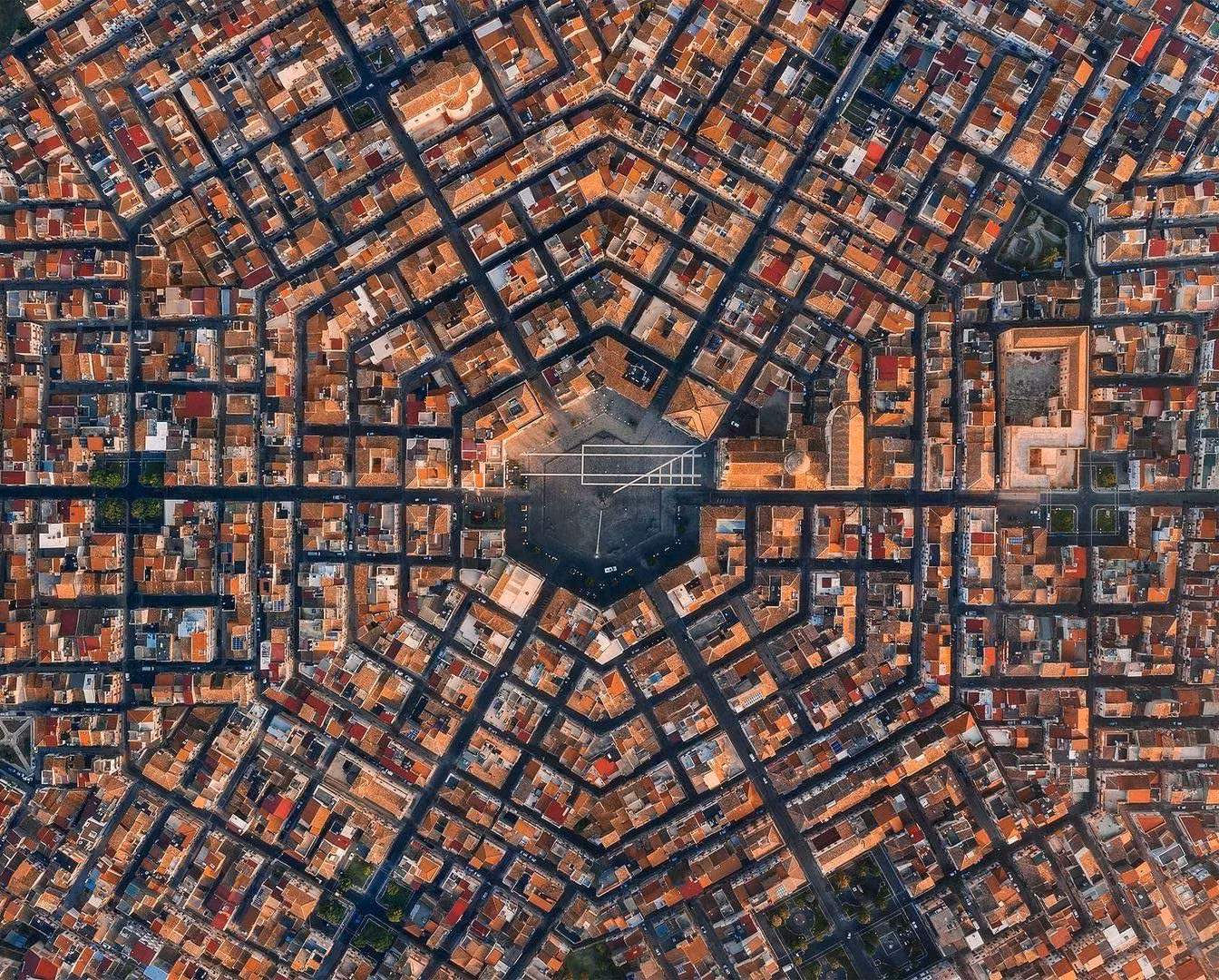 Kiến trúc Hexagon (lục giác đều) của thành phố Grammichele - Sicili, Italy trở thành cảm hứng chủ đạo cho sự ra đời của hoạ tiết Grammi – GIOVANNI. (Ảnh: Reddit.com) Kiến trúc Hexagon (lục giác đều) của thành phố Grammichele - Sicili, Italy trở thành cảm hứng chủ đạo cho sự ra đời của hoạ tiết Grammi – GIOVANNI. (Ảnh: Reddit.com)