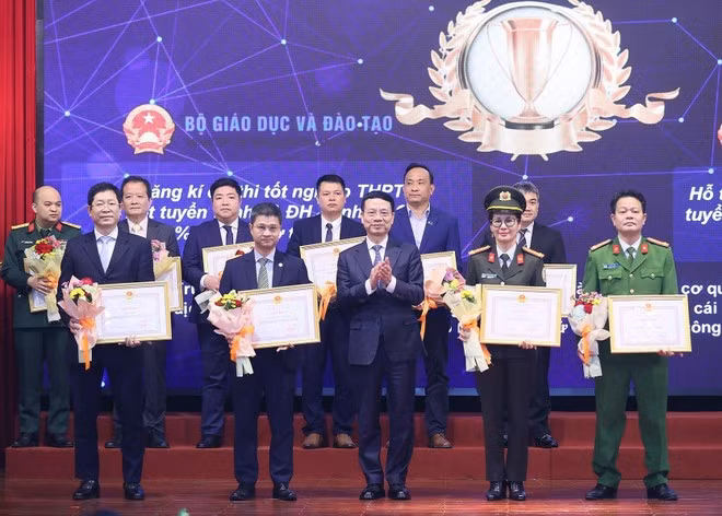 Bộ trưởng Bộ Thông tin và Truyền thông Nguyễn Mạnh Hùng trao Bằng khen cho đại diện các tập thể, cá nhân có thành tích xuất sắc. (Ảnh: Dương Giang/TTXVN)