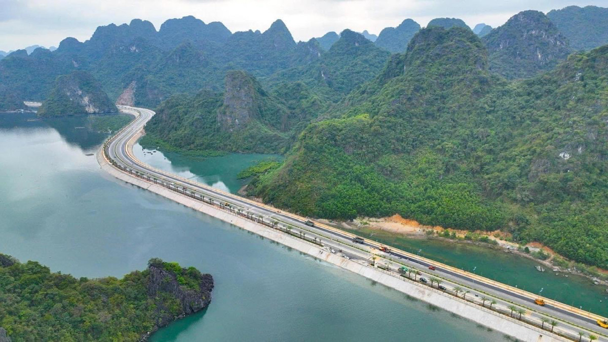 Cung đường bao biển Hạ Long - Cẩm Phả - một trong những tuyến đường du lịch ven biển đẹp và hiện đại nhất miền Bắc.