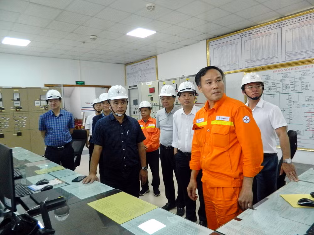 Đoàn công tác kiểm tra tại TBA 500kV Hà Tĩnh.