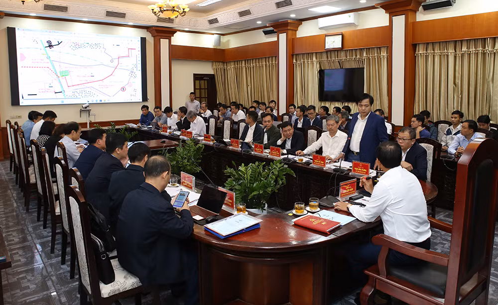Phó Tổng giám đốc EVNNPT Trương Hữu Thành nêu các kiến nghị tại buổi làm việc.