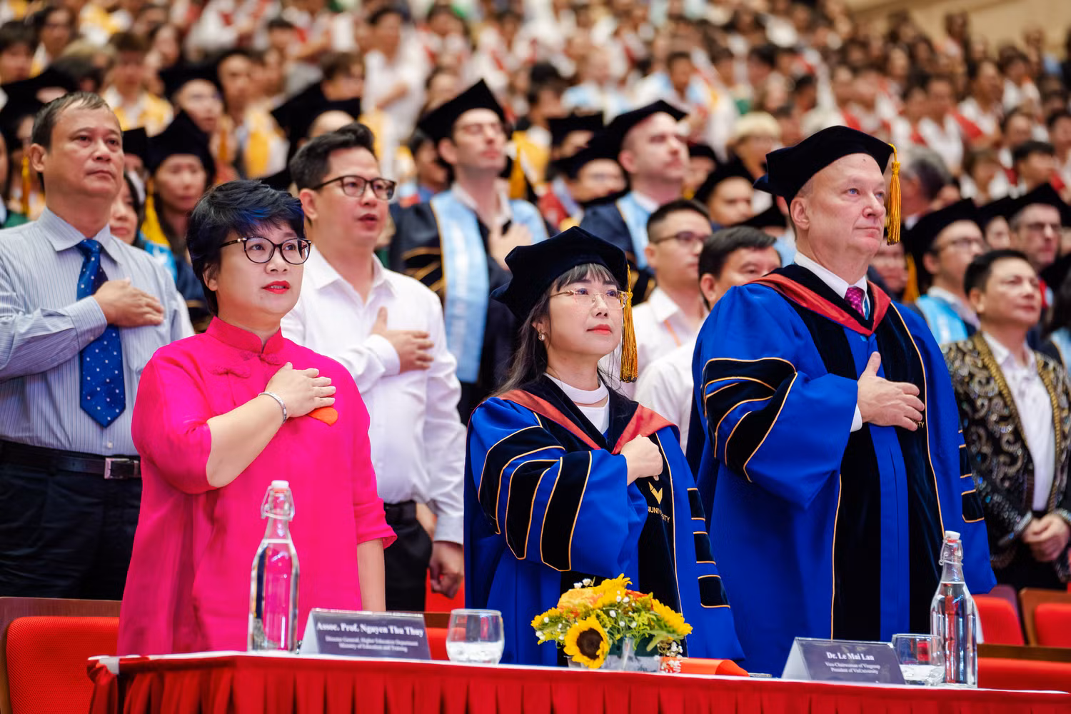 Phó Giáo sư, Tiến sĩ Nguyễn Thu Thủy – Vụ trưởng Vụ Giáo dục Đại học, Bộ Giáo dục và Đào tạo (ngoài cùng bên trái) có mặt tại sự kiện để chúc mừng ngày lễ quan trọng của VinUni.