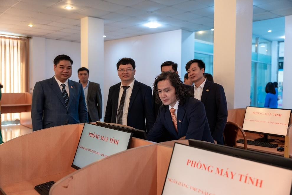 Các đại biểu tham quan phòng học máy tính mới của Trường Đại học Thái Bình.
