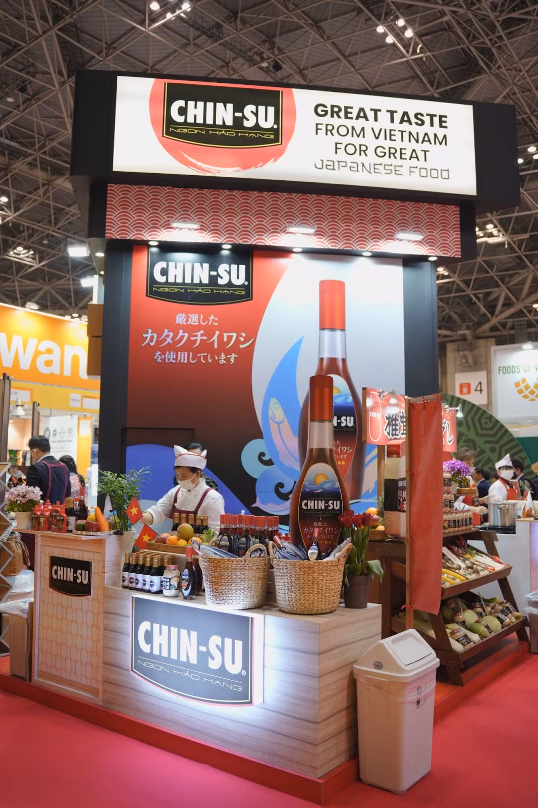 Gian hàng nước mắm Chin-su Cá Cơm Biển Đông tại Foodex Japan 2023.